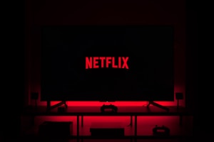 浪漫爱情电影海报，两人在海边拥抱